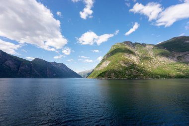 Geirangerfjord 'daki doğal manzara tekneden görülüyor. Norveç