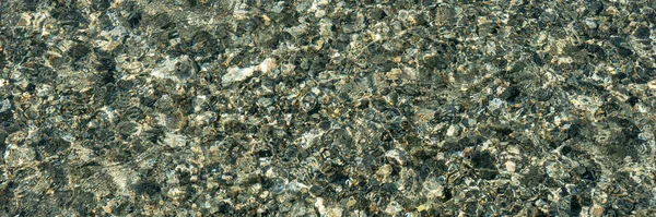Верхний Вид Прозрачной Воды Каменным Галечным Дном Прозрачный Водный Панорамный — стоковое фото