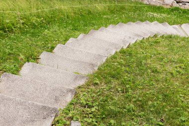 Parktaki dar beton merdiven aşağı iniyor.