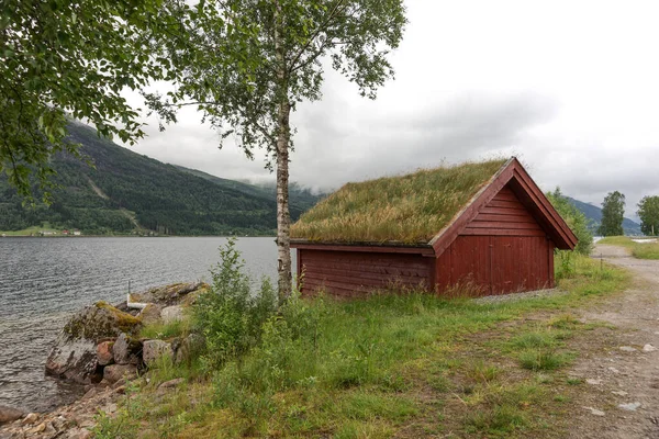 피요르드의 지붕에 잔디와 전통적인 노르웨이 — 스톡 사진