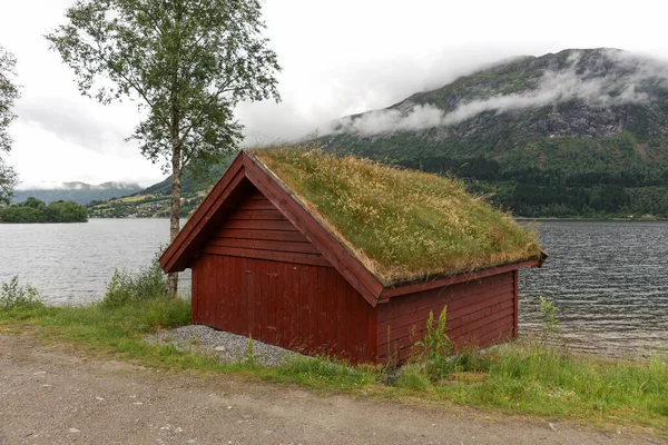 Hagyományos Faház Fűvel Tetőn Fjordnál Norvégia — Stock Fotó