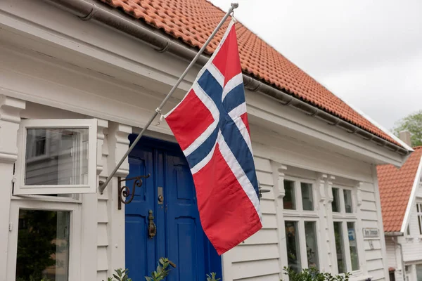 Bandeira Norueguesa Frente Casa Branca Stavanger Noruega — Fotografia de Stock