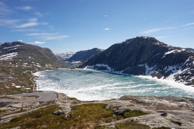 Norveç 'teki Djupvatnet Gölü. Yaz karı ve buz