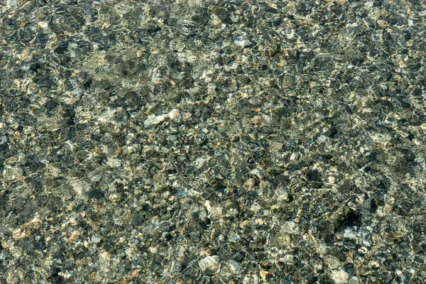 顶部是透明的水 底部是石子和卵石 透明的水 — 图库照片