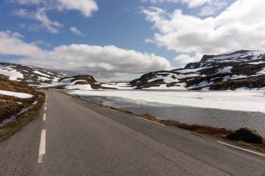 Norveç 'teki Aurlandsvegen ulusal turizm rotası boyunca manzara