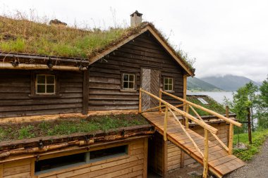 Çatıda çim olan eski ahşap bir ev. Norveç