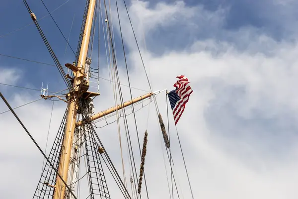 Amerikai Zászló Egy Vitorlás Hajó Árbocán — Stock Fotó