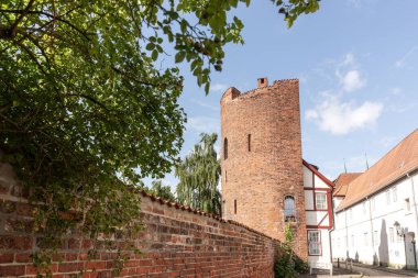 Caddedeki yarı keresteli ev An der Mauer. Almanca Halbturmhaus. Luebeck. Almanya