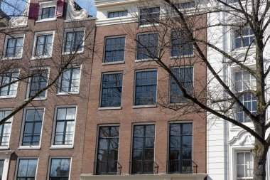 Amsterdam 'da geleneksel ev cephesi. Hollanda