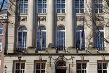 Amsterdam 'da geleneksel ev cephesi. Hollanda