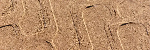 全景图像 海滩上的轮胎痕迹 沙滩上的轮胎脚印 — 图库照片