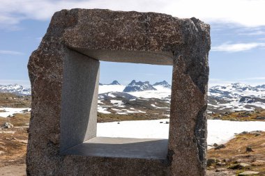 Dağlardaki taş heykelin yakın çekimi. Ulusal turizm manzaralı 55 Sognefjellet yolu. Norveç