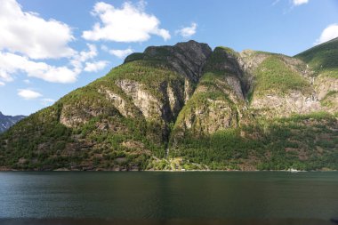 Geirangerfjord. Gemiden görünen dağlar. Norveç. Seyahat hedefi