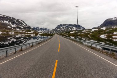 Dağlardaki ulusal turist Hardangervidda rotası. Norveç