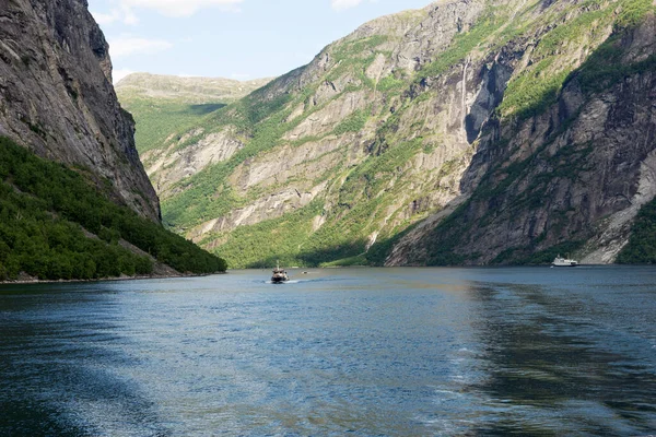 Geirangerfjord. Gemiden görünen dağlar. Norveç. Seyahat hedefi