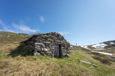 Norveç 'teki Sognefjellet dağ yolunda eski bir taş sığınak. Sognefjellsvegen - Ulusal Turizm Yolu