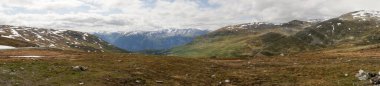 Panorama. Karlı dağları olan tipik Norveç manzarası. Aurlandsfellet. Norveç