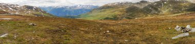 Panorama. Karlı dağları olan tipik Norveç manzarası. Aurlandsfellet. Norveç
