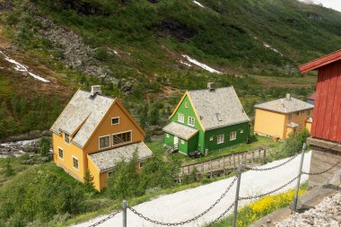 Myrdal 'da tren istasyonunun yanındaki renkli ahşap kulübeler. Myrdal, Aurland, Vestland County 'de bazı kır evleri ve otelleri olan bir bölge. Norveç
