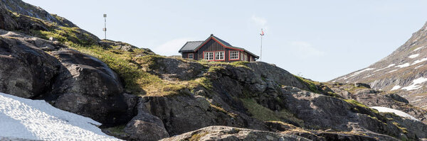 Традиционный деревянный дом в горах Норвегии. Панорама