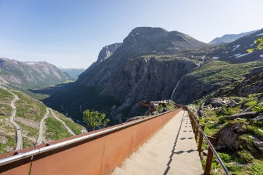 Trollstigen dağ yolunun üstündeki platforma bakıyorum. Norveç