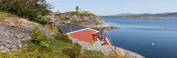 Panoráma Fából Készült Norvég Halászkunyhó Fjord Partján — Stock Fotó