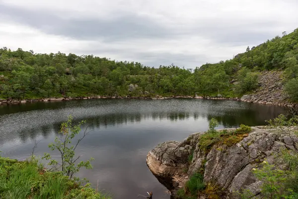 Horské Jezero Straně Turistické Stezky Preikestolen Skále Norsko — Stock fotografie