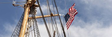 Panoramik görüntü. Yelkenli bir geminin direğinde Amerikan bayrağı