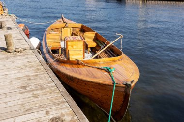 İskelede restore edilmiş eski ahşap tekne.