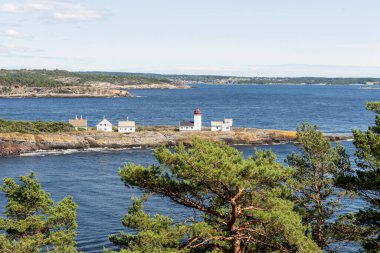 Langesund 'daki eski deniz fenerinin manzarası. Langoytangen deniz feneri. Norveç