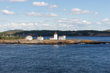 Langesund 'daki eski deniz fenerinin manzarası. Langoytangen deniz feneri. Norveç