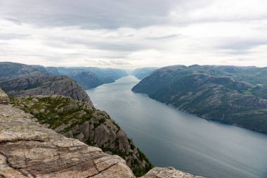 Kürsü Kayası 'ndan Lysefjord manzarası, Preikestolen. Norveç