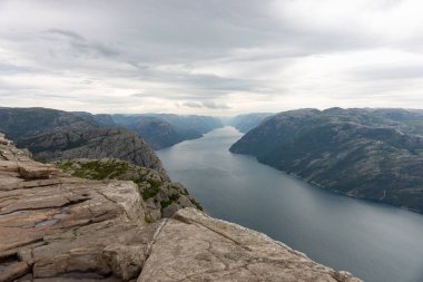 Kürsü Kayası 'ndan Lysefjord manzarası, Preikestolen. Norveç