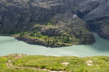 Grossglockner Dağı 'nın altındaki Margaritze Barajı' nın manzarası. Avusturya