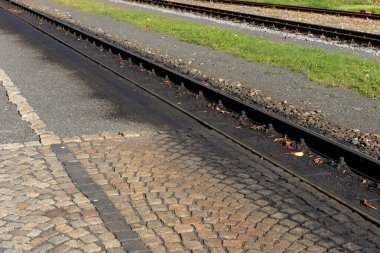 Boş istasyondaki dar ölçülü demiryolunun rayları