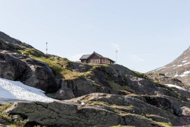 Norveç dağlarında geleneksel ahşap ev