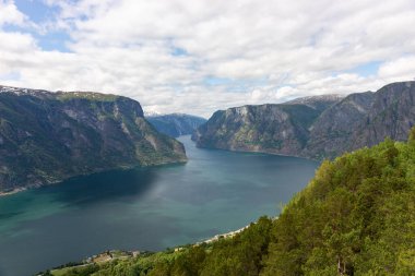 Aurlandsfjord fiyort manzarası, Norveç İskandinavya. Ulusal turizm rotası Aurlandsfellet