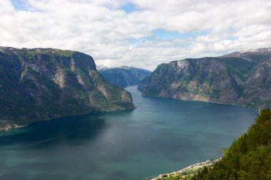 Aurlandsfjord fiyort manzarası, Norveç İskandinavya. Ulusal turizm rotası Aurlandsfellet