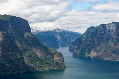 Aurlandsfjord fiyort manzarası, Norveç İskandinavya. Ulusal turizm rotası Aurlandsfellet