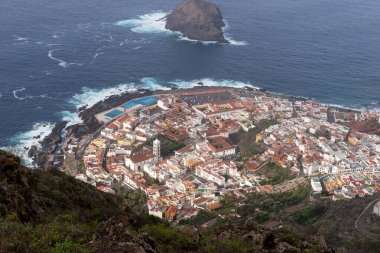 Garachico üst manzarası. Okyanus kıyısındaki Garachico kasabası Tenerife Adası, Kanarya Adaları, İspanya
