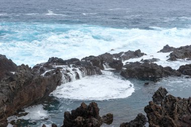 Buenavista del Norte yakınlarındaki kayalıklar ve dalgalar. Tenerife, İspanya. Kanarya Adaları