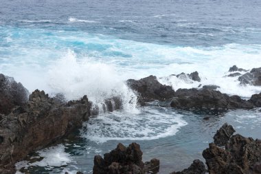 Buenavista del Norte yakınlarındaki kayalıklar ve dalgalar. Tenerife, İspanya. Kanarya Adaları