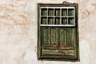 Yıpranmış eski yeşil ahşap pencere. Tenerife. Kanarya Adası, İspanya