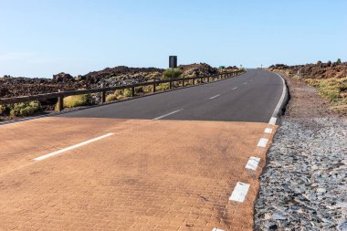 Teide Dağı 'na giden TF-21 dağ yolu. Tenerife, Kanarya Adaları, İspanya