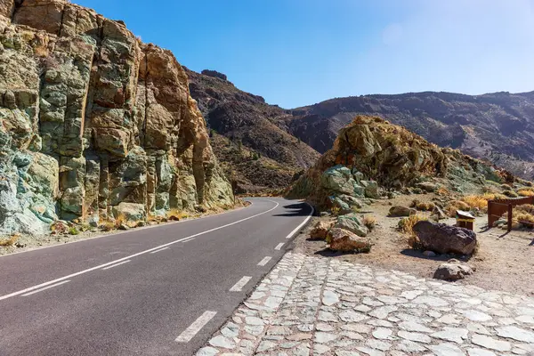 Teide Dağı 'na giden TF-21 dağ yolu. Tenerife, Kanarya Adaları, İspanya