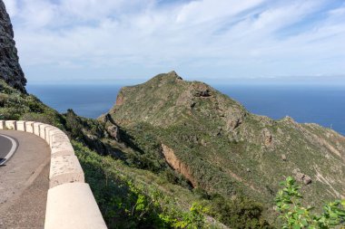 Anaga dağlarında yol. Tenerife, Kanarya Adaları, İspanya