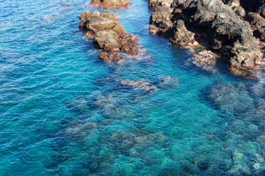 Garachico şehrinin önündeki Atlantik Okyanusu 'ndaki volkanik kayalar. Tenerife. Kanarya Adaları. İspanya