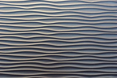 Koyu dalgalı yapısı olan dekoratif bir duvar.