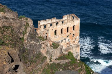 Kuzey Tenerife adası kıyı şeridi ve terk edilmiş Gordejuela harabesi. Casa Hamilton Los Realejos 'da