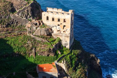 Kuzey Tenerife adası kıyı şeridi ve terk edilmiş Gordejuela harabesi. Casa Hamilton Los Realejos 'da